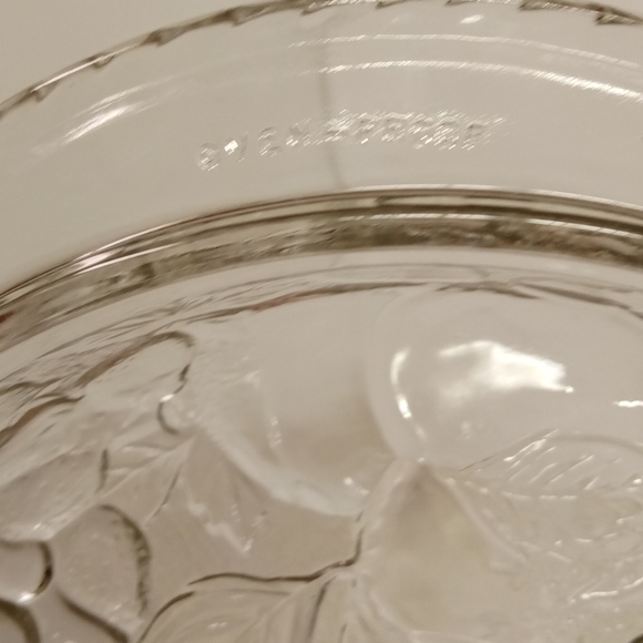 Libbey Oven Proof Glassware 3 quart Fruit pattern with Lid - Picture 4 of 4